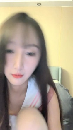 【0咕噜0】近期全网下海最极品青春漂亮的女神，偶像明星般的9分顶级颜值，大大的眼睛炯炯有神 高挑的身材 截图1