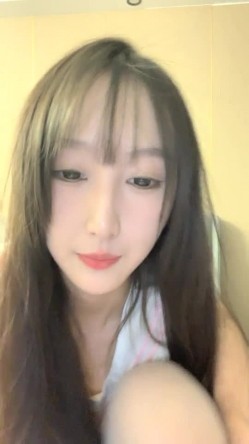 【0咕噜0】近期全网下海最极品青春漂亮的女神，偶像明星般的9分顶级颜值，大大的眼睛炯炯有神 高挑的身材 截图7