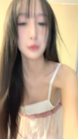 【0咕噜0】近期全网下海最极品青春漂亮的女神，偶像明星般的9分顶级颜值，大大的眼睛炯炯有神 高挑的身材 截图11