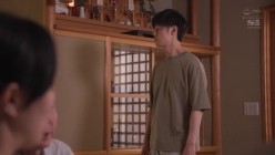 SSIS-903 経験豊富な人妻のズバ抜けた舌使いと腰使いに棒立ちのまま何度も何度も射精されまくった僕。 葵つかさ 截图1