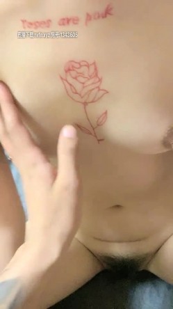 新晋清新小美女『爱の玫瑰』和男友激情一炮 无套抽插干尿一床 胸前性感纹身玫瑰在快速抽插中摇晃更显美丽 截图1