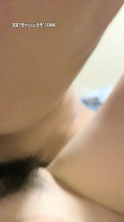 新晋清新小美女『爱の玫瑰』和男友激情一炮 无套抽插干尿一床 胸前性感纹身玫瑰在快速抽插中摇晃更显美丽 截图3