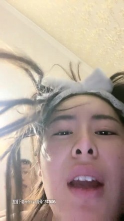 新晋清新小美女『爱の玫瑰』和男友激情一炮 无套抽插干尿一床 胸前性感纹身玫瑰在快速抽插中摇晃更显美丽 截图5