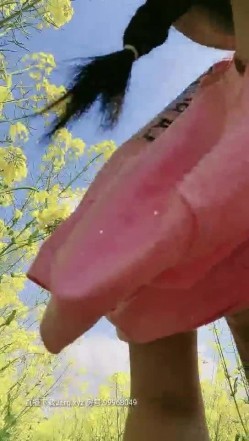 春暖花开油菜地里露出，大便，撒尿，小心谨慎生怕被人发现，真实紧张刺激 截图8