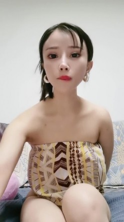 重磅推荐！年初就下海的气质空姐女神，变瘦了，变得更社会了，没有当初的青涩，首次做爱秀！被炮友按电脑椅上狂插 截图1