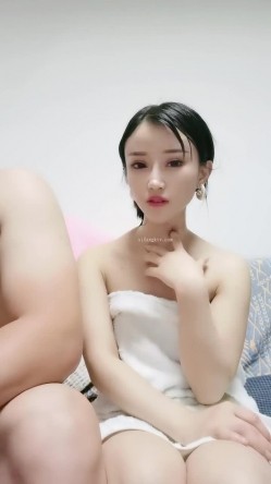 重磅推荐！年初就下海的气质空姐女神，变瘦了，变得更社会了，没有当初的青涩，首次做爱秀！被炮友按电脑椅上狂插 截图5