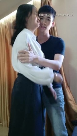 野狼回归良家已到位，酒店开房慢慢扒光衣服调情舌吻，压在床上打桩机式爆草各种体位抽插，尖叫把宝贝 截图2