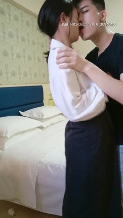 野狼回归良家已到位，酒店开房慢慢扒光衣服调情舌吻，压在床上打桩机式爆草各种体位抽插，尖叫把宝贝 截图4