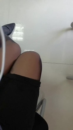 【漂亮女老师】英语老师边上课~边跳蛋喷水~一举两得4~24岁，985高校川大女硕士，晒录取通知书，真是骚逼啊 截图3