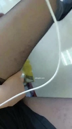 【漂亮女老师】英语老师边上课~边跳蛋喷水~一举两得4~24岁，985高校川大女硕士，晒录取通知书，真是骚逼啊 截图5