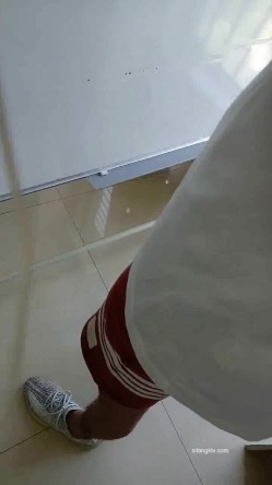 【漂亮女老师】英语老师边上课~边跳蛋喷水~一举两得4~24岁，985高校川大女硕士，晒录取通知书，真是骚逼啊 截图9