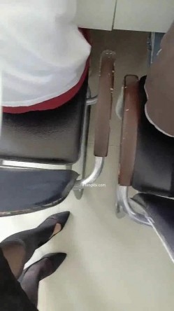 【漂亮女老师】英语老师边上课~边跳蛋喷水~一举两得4~24岁，985高校川大女硕士，晒录取通知书，真是骚逼啊 截图12