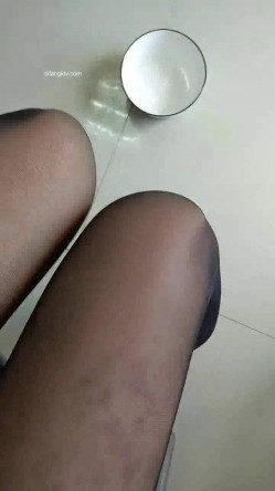 【漂亮女老师】英语老师边上课~边跳蛋喷水~一举两得4~24岁，985高校川大女硕士，晒录取通知书，真是骚逼啊 截图16