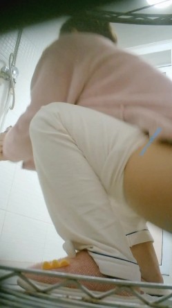《我的室友是三朵金花》沉浸式浴室偷拍 截图1