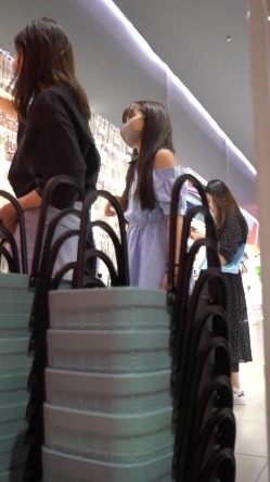 牛逼偷拍大神漫展偷拍不少美女下面 偶遇身高170cm以上的连衣裙白色高跟鞋小姐姐不穿内裤逼毛超多性感 截图6