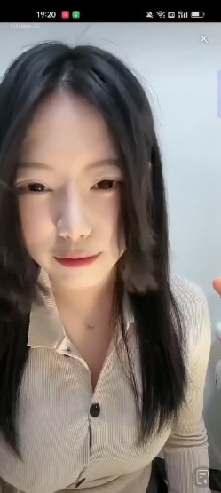 【抖音泄密】48W粉巨乳女神，【美艳后妈_冷艳小姨】，闪现6V+会议室 截图1