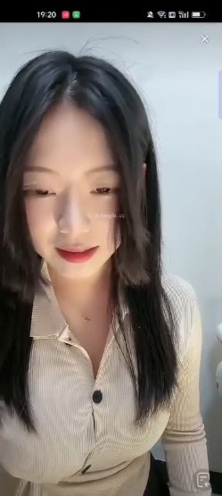 【抖音泄密】48W粉巨乳女神，【美艳后妈_冷艳小姨】，闪现6V+会议室 截图3