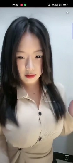 【抖音泄密】48W粉巨乳女神，【美艳后妈_冷艳小姨】，闪现6V+会议室 截图4
