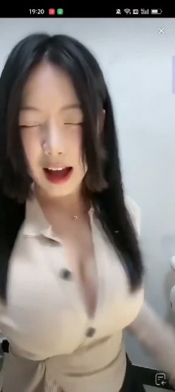 【抖音泄密】48W粉巨乳女神，【美艳后妈_冷艳小姨】，闪现6V+会议室 截图6