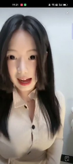 【抖音泄密】48W粉巨乳女神，【美艳后妈_冷艳小姨】，闪现6V+会议室 截图13