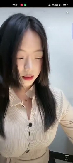 【抖音泄密】48W粉巨乳女神，【美艳后妈_冷艳小姨】，闪现6V+会议室 截图15