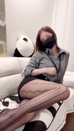 【花椒福利】极品黑丝丝袜高跟妹子【viv】和榜一大哥之间的私密被曝光 截图8