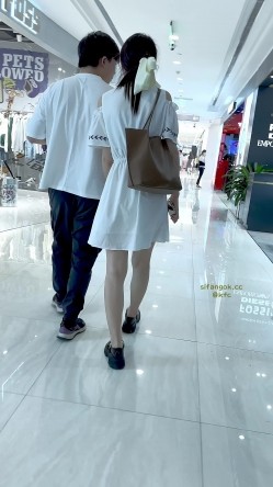 【KFC】大神商场尾随偷拍 白色长裙靓妹和男友逛街·白色内内跟拍前后CD超清 截图1