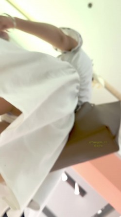 【KFC】大神商场尾随偷拍 白色长裙靓妹和男友逛街·白色内内跟拍前后CD超清 截图9