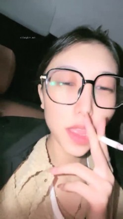 野外直播~【小尾巴】，今年最棒的户外车震~女主很漂亮，更刺激的性爱，骚货很容易被满足 截图1