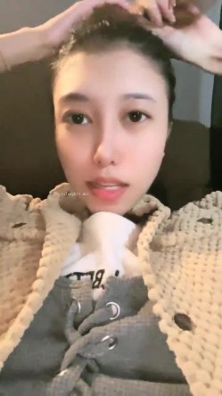 野外直播~【小尾巴】，今年最棒的户外车震~女主很漂亮，更刺激的性爱，骚货很容易被满足 截图2