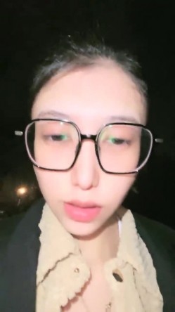 野外直播~【小尾巴】，今年最棒的户外车震~女主很漂亮，更刺激的性爱，骚货很容易被满足 截图3