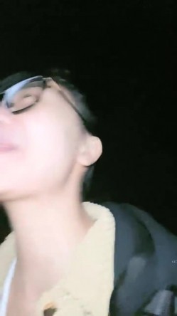 野外直播~【小尾巴】，今年最棒的户外车震~女主很漂亮，更刺激的性爱，骚货很容易被满足 截图5
