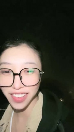 野外直播~【小尾巴】，今年最棒的户外车震~女主很漂亮，更刺激的性爱，骚货很容易被满足 截图10