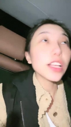 野外直播~【小尾巴】，今年最棒的户外车震~女主很漂亮，更刺激的性爱，骚货很容易被满足 截图11