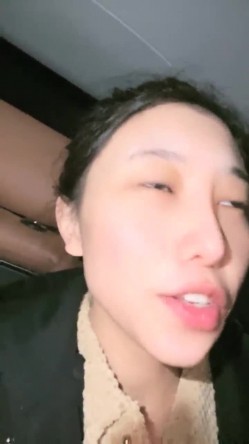 野外直播~【小尾巴】，今年最棒的户外车震~女主很漂亮，更刺激的性爱，骚货很容易被满足 截图12