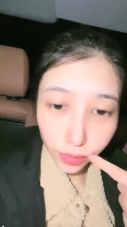 野外直播~【小尾巴】，今年最棒的户外车震~女主很漂亮，更刺激的性爱，骚货很容易被满足 截图14