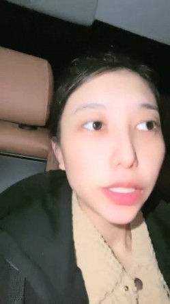 野外直播~【小尾巴】，今年最棒的户外车震~女主很漂亮，更刺激的性爱，骚货很容易被满足 截图16