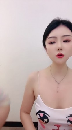 顶级淫乱现场【奶球的球迷极品车模闺蜜】又带新人加入了，几位颜值身材气质堪比明星的美女轮番无套被肏 截图3