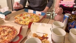 换妻盛宴，【明月夫妻】，两对夫妻加上一个单男，美酒佳肴配上情色小游戏，脱光一触即发 截图3