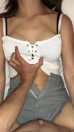 皇后酒吧认识的迪吧小喽啰妹妹，带回酒店开房，卧槽 这也太骚了，内裤也没穿，兴奋扒开裤子直接进入 拉我手摸她奶！ 截图1