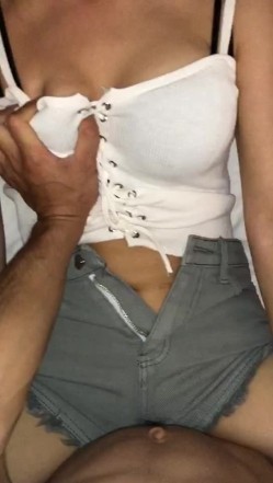 皇后酒吧认识的迪吧小喽啰妹妹，带回酒店开房，卧槽 这也太骚了，内裤也没穿，兴奋扒开裤子直接进入 拉我手摸她奶！ 截图3