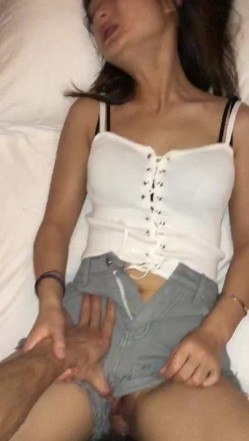 皇后酒吧认识的迪吧小喽啰妹妹，带回酒店开房，卧槽 这也太骚了，内裤也没穿，兴奋扒开裤子直接进入 拉我手摸她奶！ 截图11