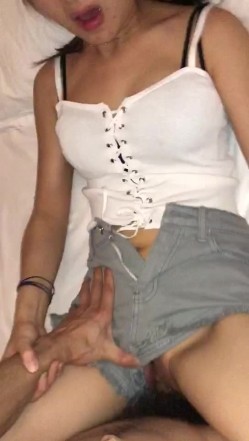 皇后酒吧认识的迪吧小喽啰妹妹，带回酒店开房，卧槽 这也太骚了，内裤也没穿，兴奋扒开裤子直接进入 拉我手摸她奶！ 截图13