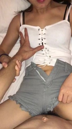 皇后酒吧认识的迪吧小喽啰妹妹，带回酒店开房，卧槽 这也太骚了，内裤也没穿，兴奋扒开裤子直接进入 拉我手摸她奶！ 截图14