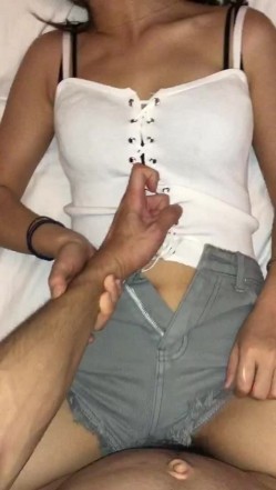皇后酒吧认识的迪吧小喽啰妹妹，带回酒店开房，卧槽 这也太骚了，内裤也没穿，兴奋扒开裤子直接进入 拉我手摸她奶！ 截图15