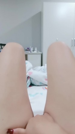 明星颜值笑起来非常甜美白皙小姐姐，全裸诱惑揉捏奶子晃动，不给看逼逼喜欢玩诱惑，若隐若现让人欲罢不能 截图4