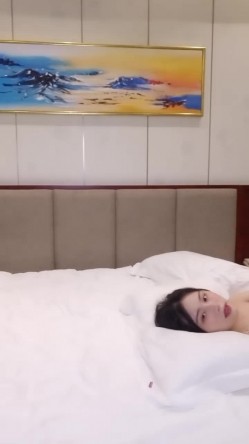 唇红齿白牙套小姐姐看似乖巧却很骚3P淫乱，竖起大屌摩擦洞口，蜜桃美臀打桩猛顶，操累了换个小哥继续车轮战 截图9