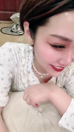 【戴眼镜的老师】淫荡三女 狂约技师 争着吃鸡吧 无套啪啪 骑乘吃奶 内射 口爆 截图4