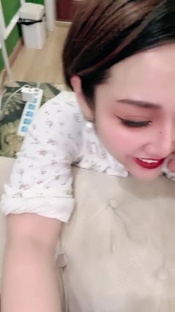 【戴眼镜的老师】淫荡三女 狂约技师 争着吃鸡吧 无套啪啪 骑乘吃奶 内射 口爆 截图6