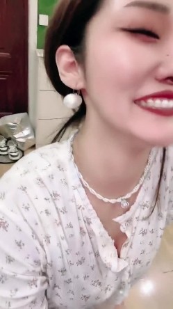 【戴眼镜的老师】淫荡三女 狂约技师 争着吃鸡吧 无套啪啪 骑乘吃奶 内射 口爆 截图11